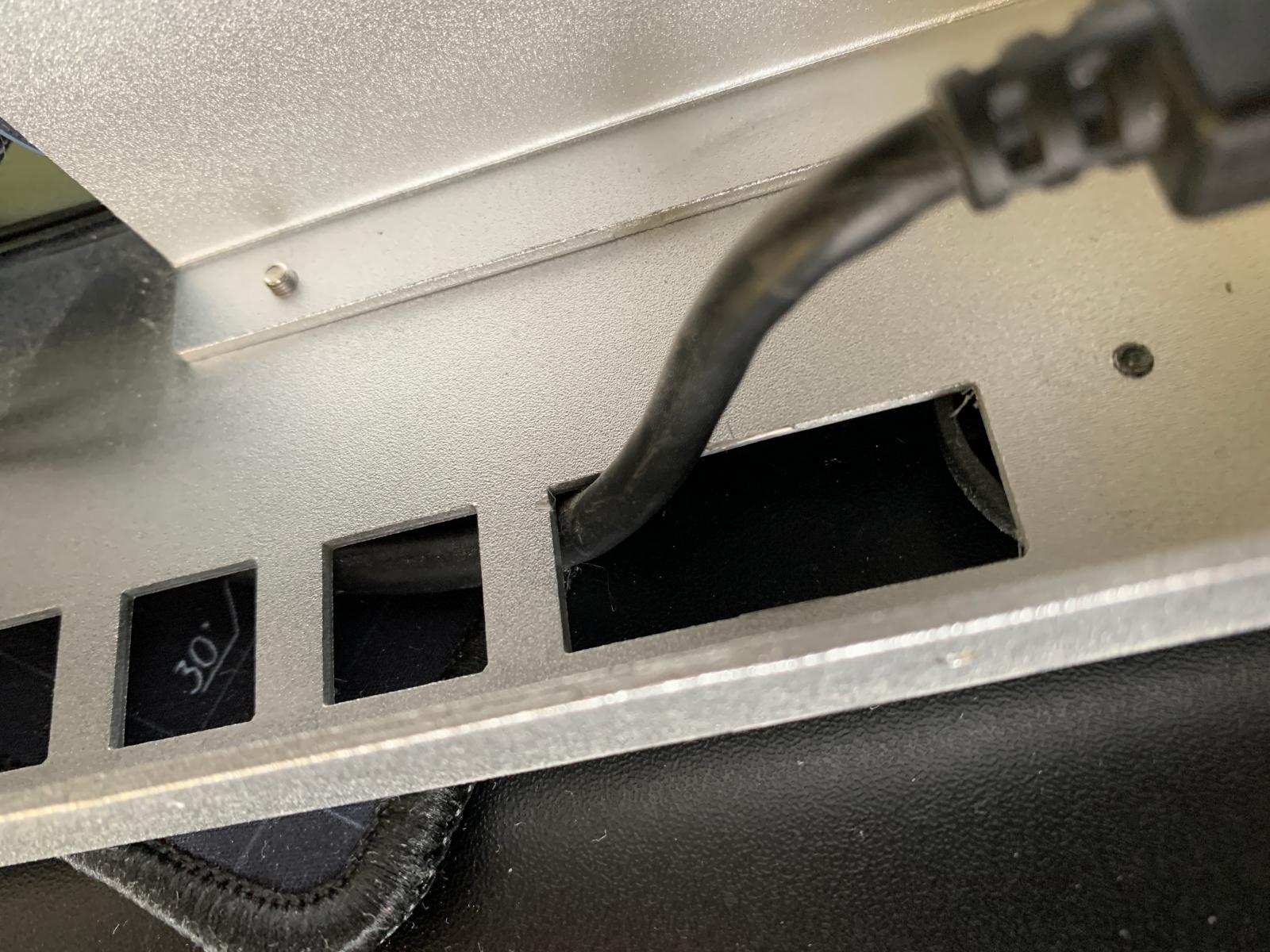 Кабель юсб 3,0 я провёл по днищу, расширив один из вентиляционных квадратиков.