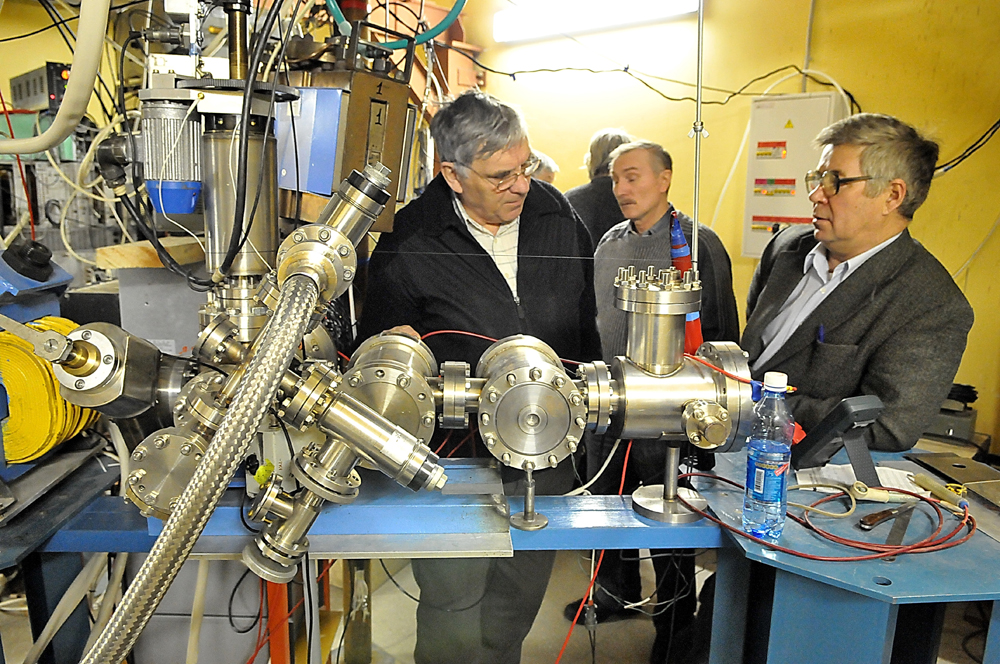 В бункере УМС. Испытание оборудования. Слева – создатель УМС чл.-кор. РАН В.В. Пархомчук. Источник фото: http://old.archaeology.nsc.ru