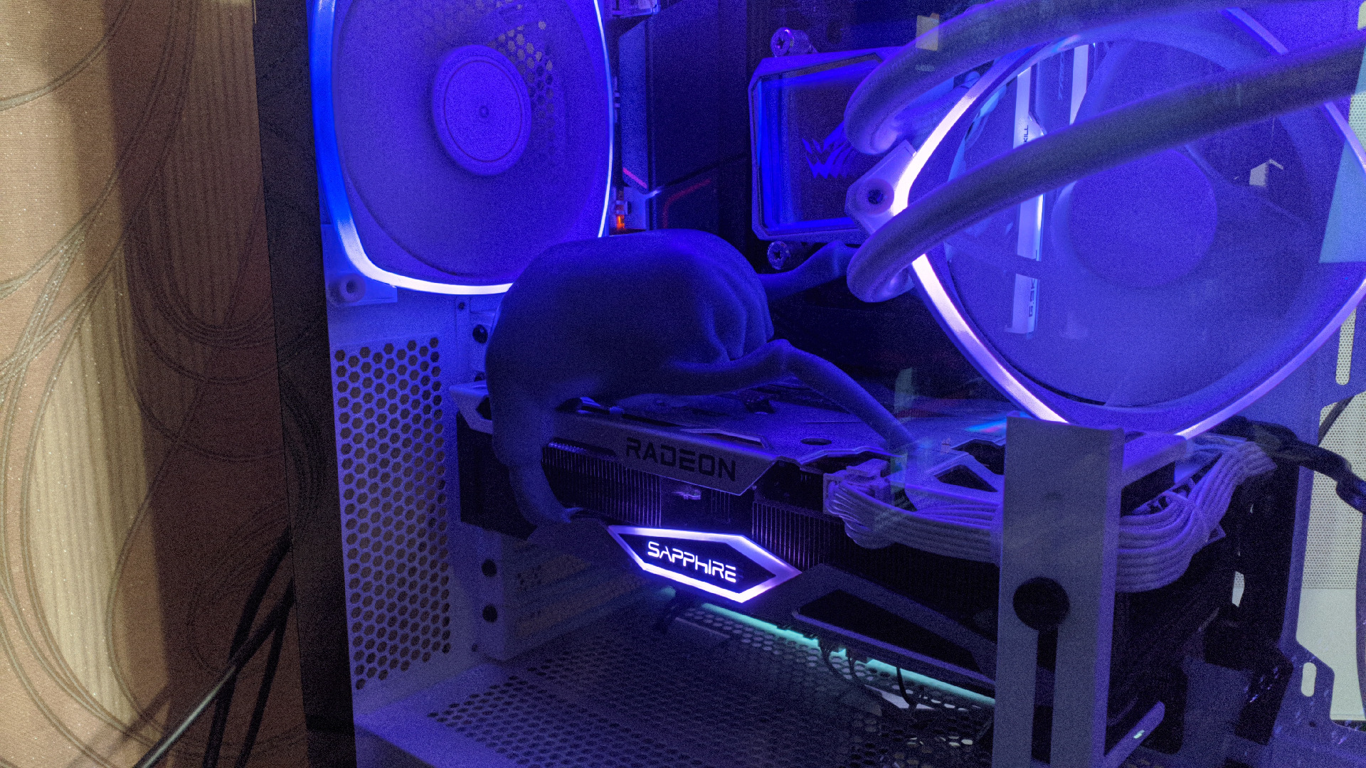 Вид на видеокарту в корпусе