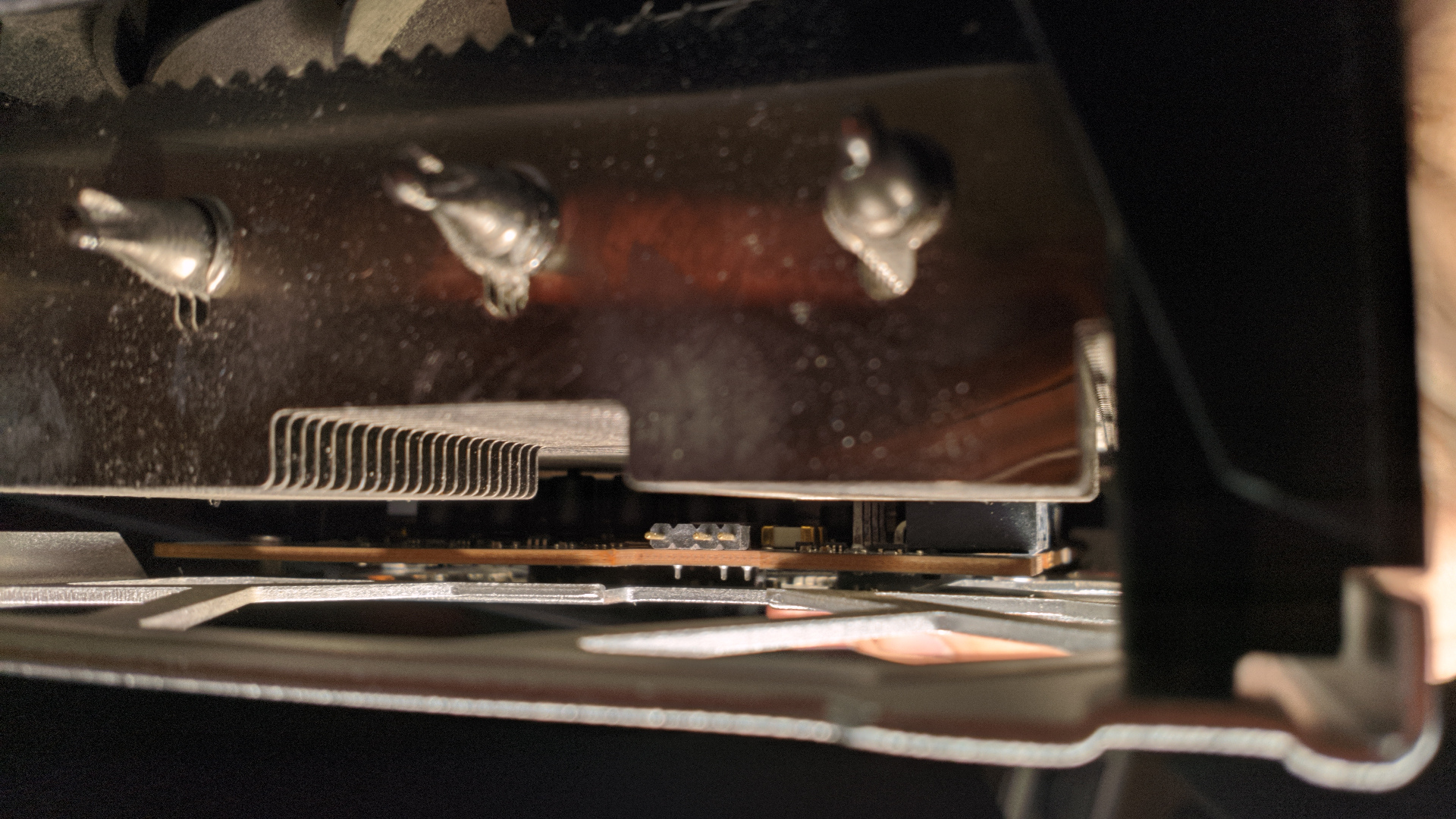 Два предохранителя после разъёма питания PCIe