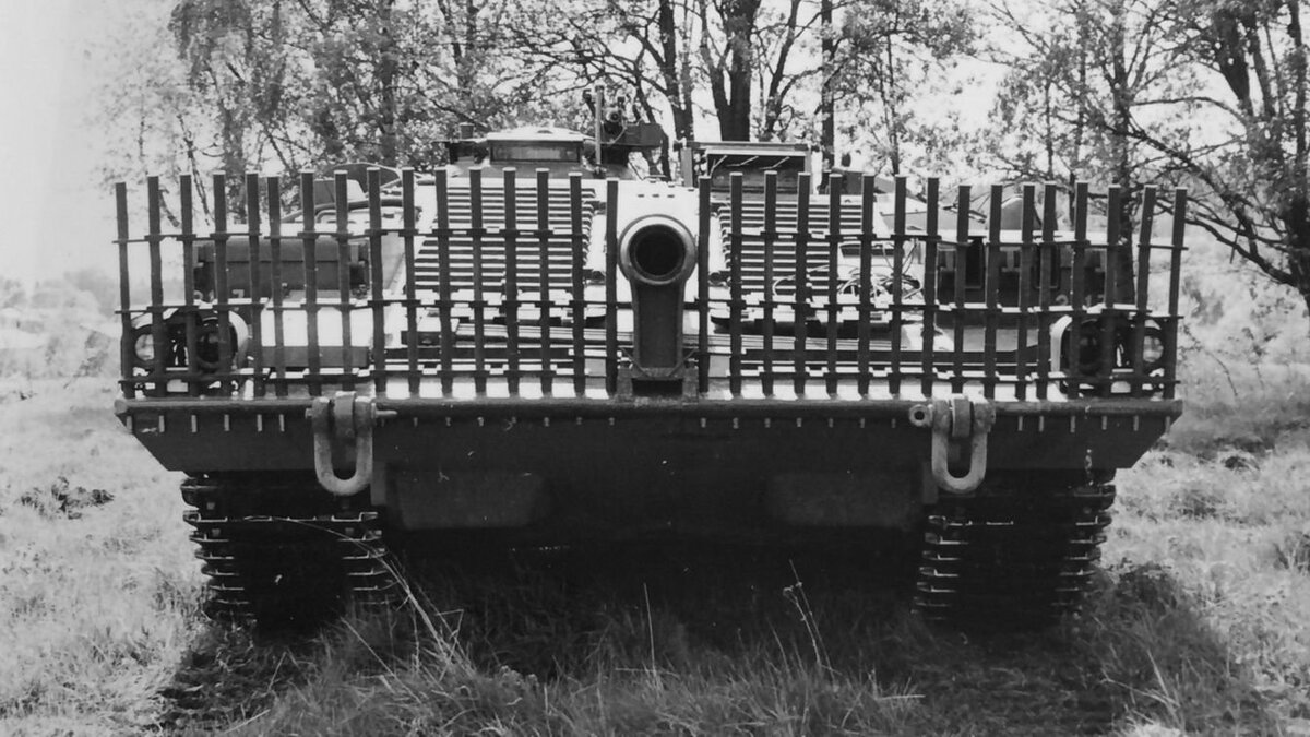 Танк Strv.103 с противокумулятивным экраном, ориентировочно 1965-1968 гг. Фото: commons.wikimedia.org