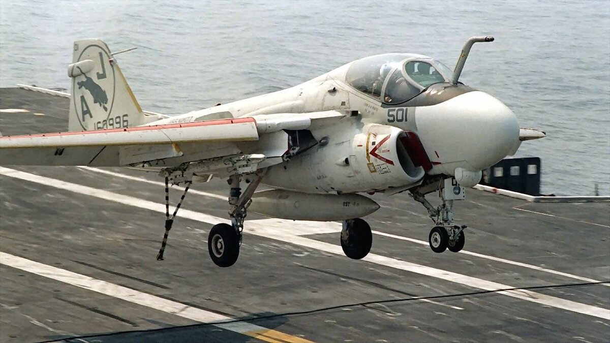 Посадка "Интрудера" на палубу авианосца. Фото из открытых источников