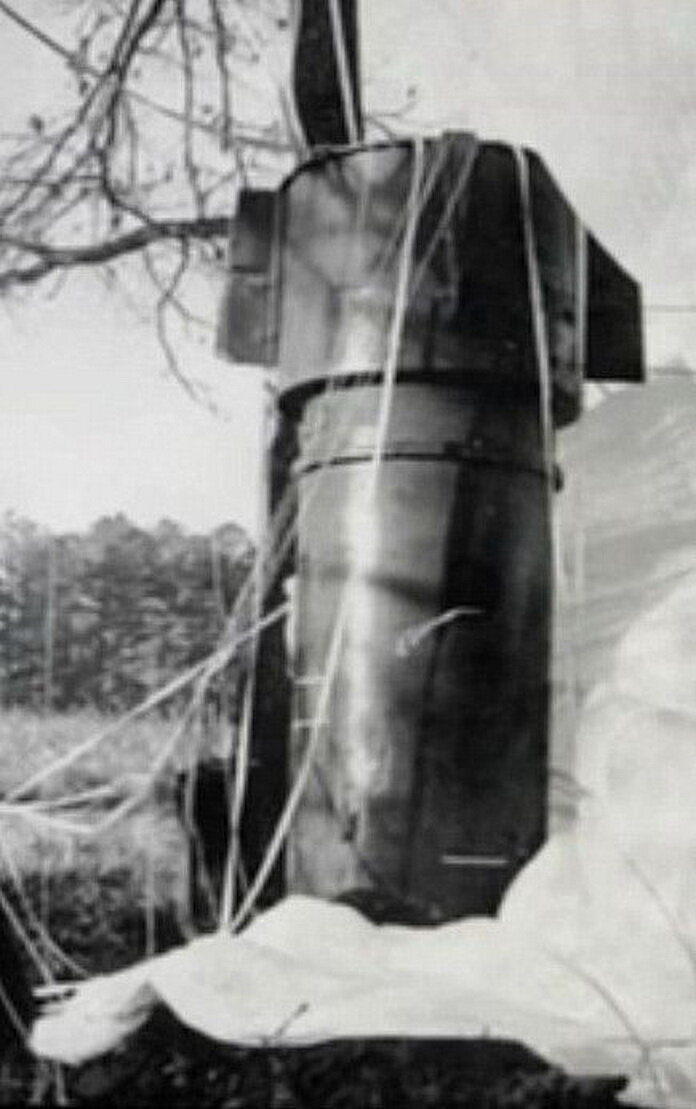 Вторая термоядерная бомба с борта злополучного бомбардировщика. Фото:  commons.wikimedia.org